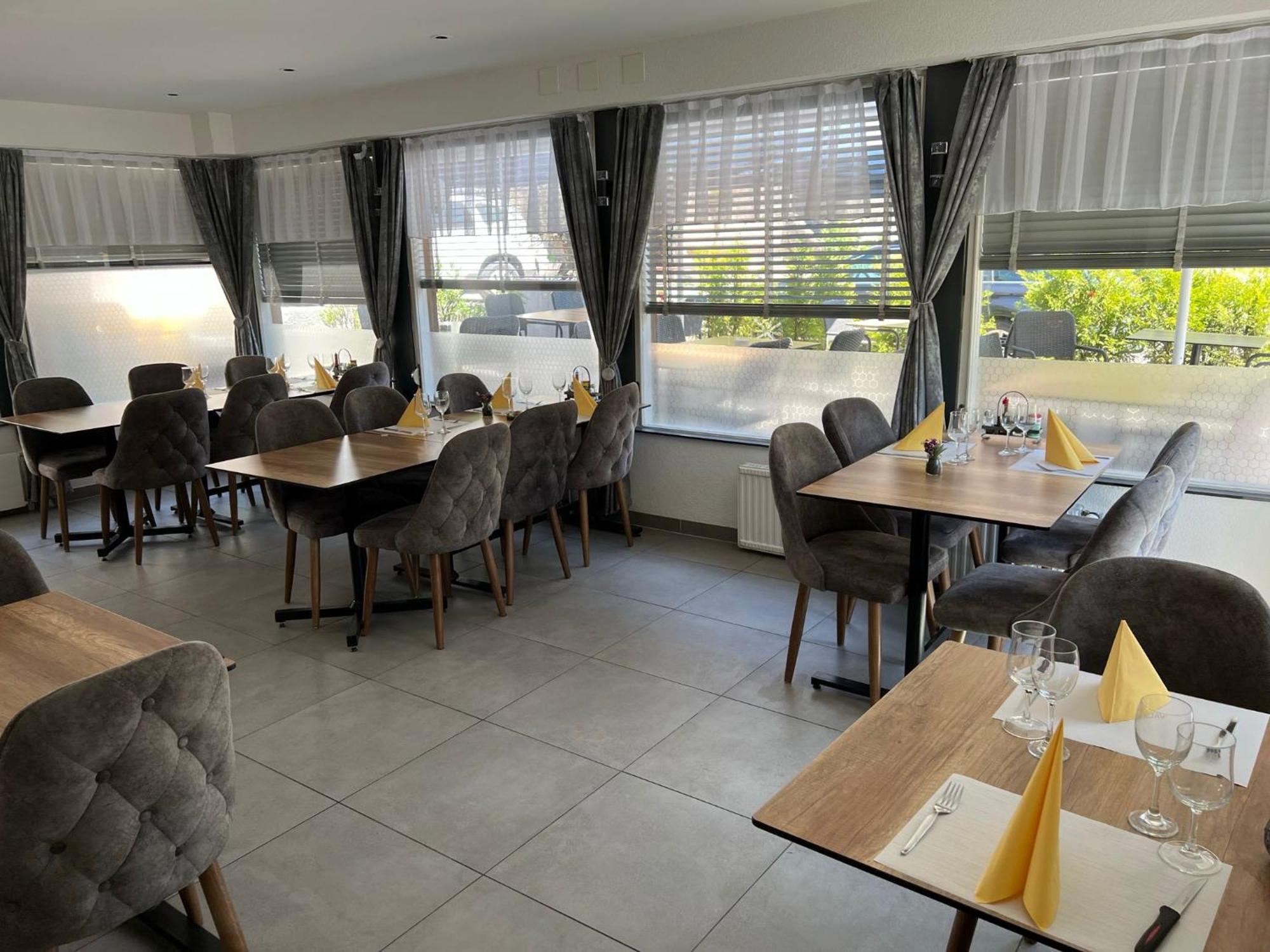 Hotel Restaurant Du Moulin Fleurier ภายนอก รูปภาพ